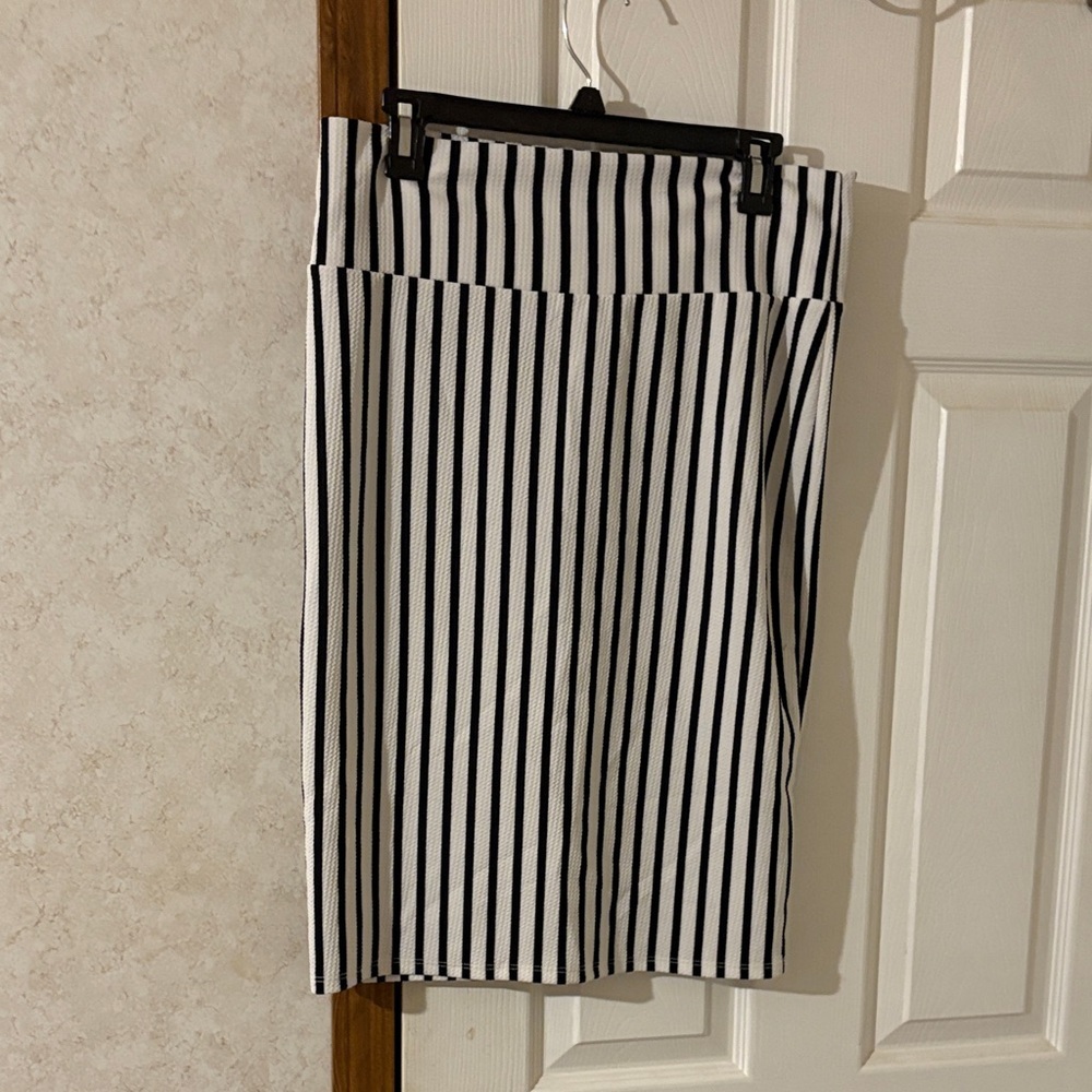 LuLaRoe Large Black and White Striped Pencil Skirt NWOT.